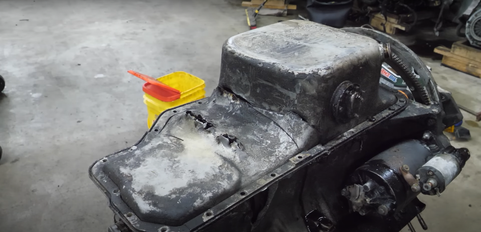 Holes in the oil pan as a result of the conrod snapping